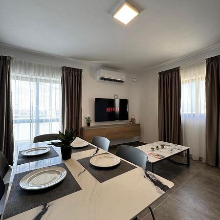 Charming Corner Apartment With Country View 2Br خليج سانت بول المظهر الخارجي الصورة