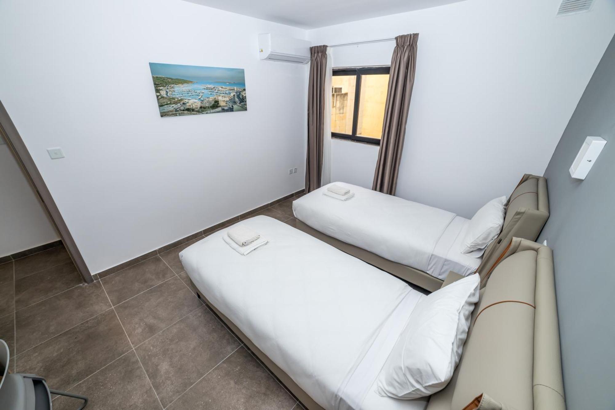 Charming Corner Apartment With Country View 2Br خليج سانت بول المظهر الخارجي الصورة